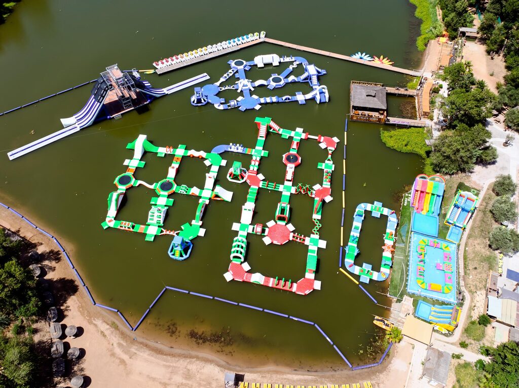 Vue verticale d'ensemble des 3 000 m² de structures gonflables du parc aquatique