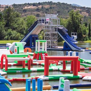 Structures gonflables du parc aquatique et tour du toboggan XXL en arrière-plan