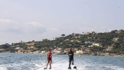 Waterskiing, Wakeboarding and Wakefoil: thrills and spills guaranteed!