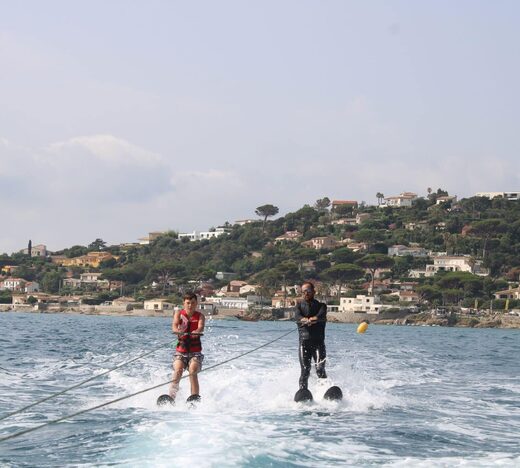Ski Nautique, Wakeboard et Wakefoil : Sensations fortes et plaisir garanti