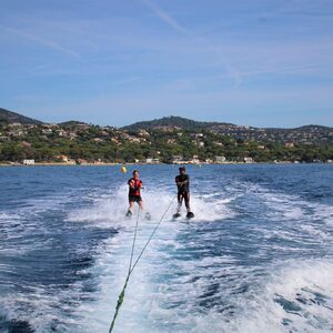 Waterskiing, Wakeboarding and Wakefoil: thrills and spills guaranteed!