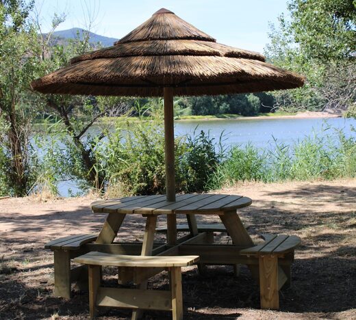 Location de tables de pique-nique et carbets : Un espace détente idéal pour un repas en plein air