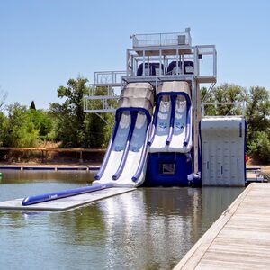 Le toboggan XXL et ses deux pistes vus depuis le ponton