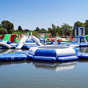 Trampoline gonflable flottant au départ du parcours aquatique