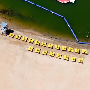 Transats installés le long de la plage de sable du lac de l'Aréna