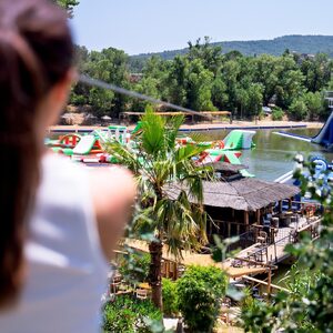 Vue sur le lac et le parc aquatique depuis le départ de la tyrolienne géante